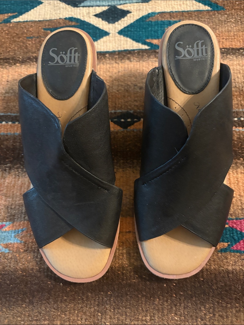 EUC Sofft Brand Black Leather Crisscross Slide Sandals